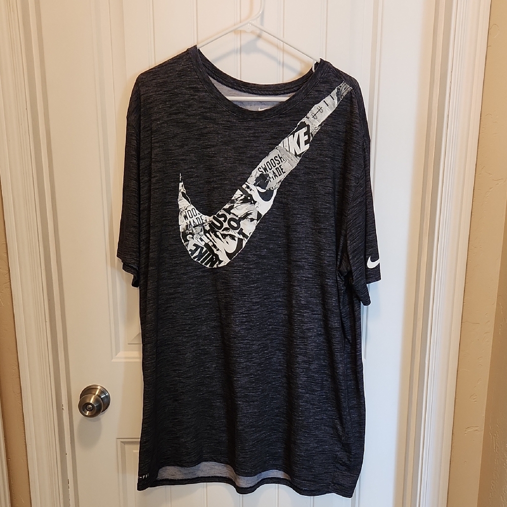 Nike Men's Dark Gray Graphic Tee